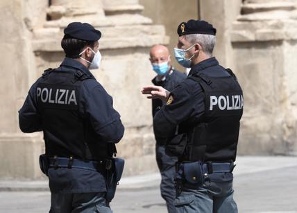 Milano, una testa di maiale vicino alla stele in ricordo di Calabresi