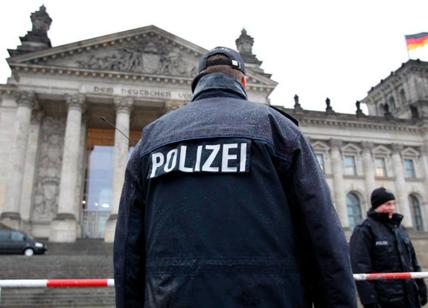 Dresda, uccide la madre e si barrica in un centro commerciale con due ostaggi