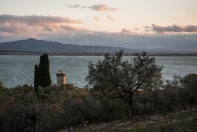L'Isola Polvese, nella cui cornice si svolge l'evento. Sorge dentro al Lago Trasimeno, in provincia di Perugia L'Isola Polvese, nella cui cornice si svolge l'evento. Sorge dentro al Lago Trasimeno, in provincia di Perugia