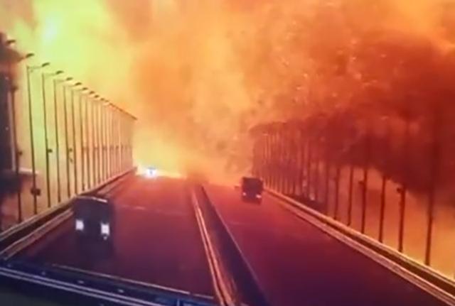 Frame video dell'esplosione del ponte Kerch che collega la Russia alla Crimea Frame video dell'esplosione del ponte Kerch che collega la Russia alla Crimea