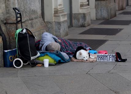 Meno italiani a rischio povertà, ma la cura Meloni non ferma l'emergenza