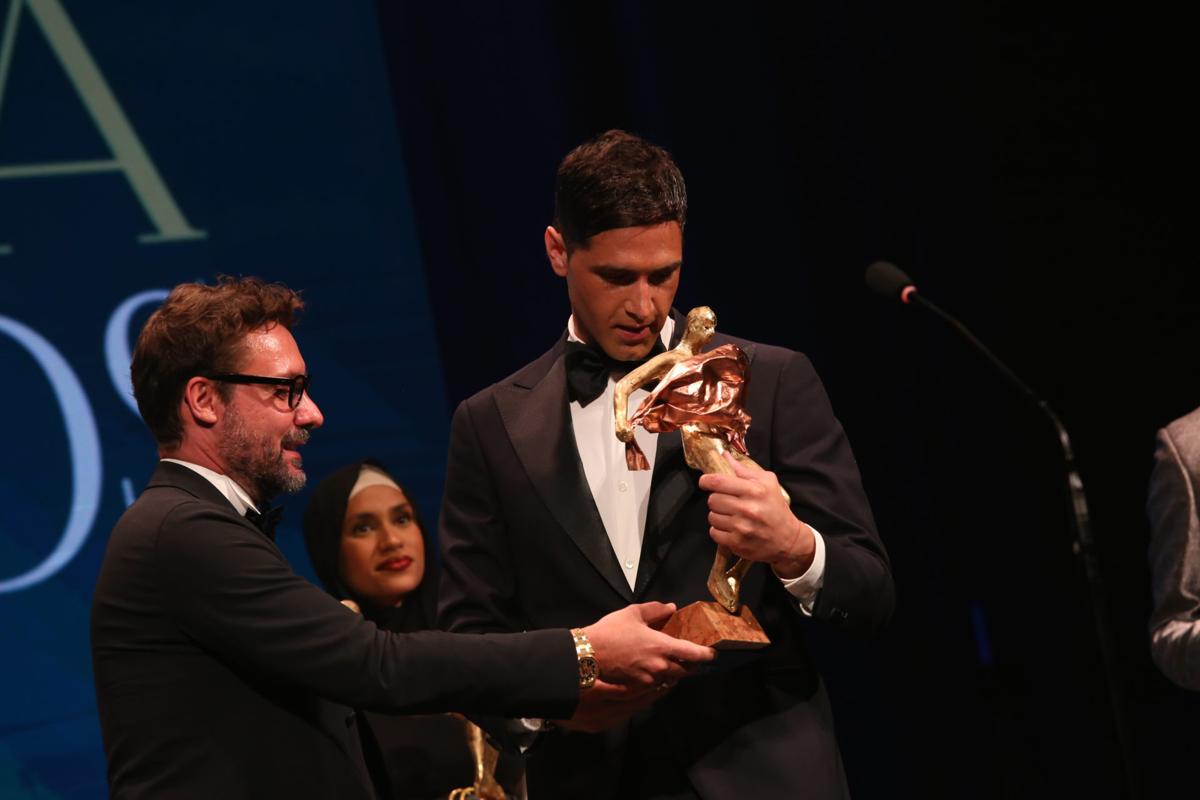 Premiazione del Dottor Bove a Fabio Mancini durante il Magna Grecia Awards