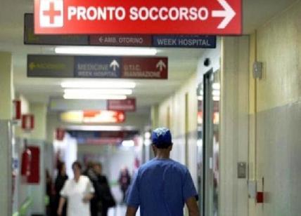 Aspetta 5 ore con una scheggia nell'occhio ma poi lascia il pronto soccorso