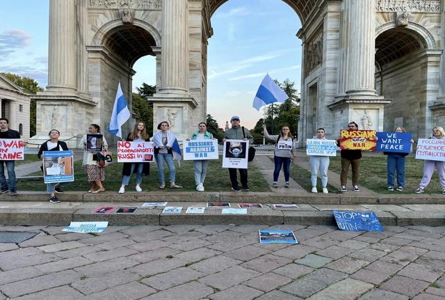Sit-in russi a Milano contro escalation di Putin