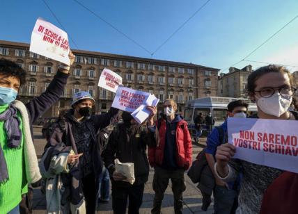 Torino, gli studenti assaltano Confindustria: feriti tra le forze dell’ordine