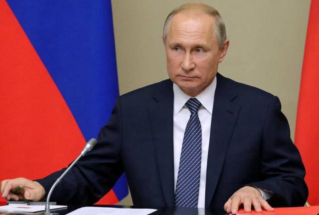 Vladimir Putin, alla guida della Federazione russa, o come capo di Governo o di Stato, ininterrottamente dal 1999. Alcune fonti stimano il suo patrimonio personale in 200 miliardi di dollari Vladimir Putin, alla guida della Federazione russa, o come capo di Governo o di Stato, ininterrottamente dal 1999. Alcune fonti stimano il suo patrimonio personale in 200 miliardi di dollari