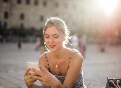 ragazza smartphone