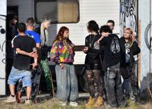 Rave nel Modenese, scontri tra partecipanti e polizia. Lancio di sassi e bottiglie, tre mezzi cercano di sfondare il blocco