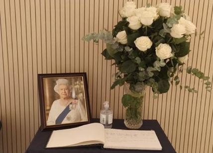 Union Jack a mezz'asta, Milano omaggia la regina Elisabetta