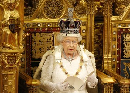 Elisabetta II, altro che i Savoia: la regina del dovere e del senso di Patria