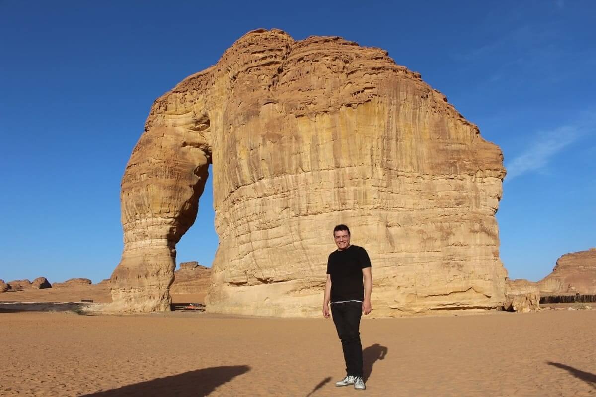Jabal Alfil, famosa come Elephant rock. Nel deserto di sabbia svetta un grande monolite roccioso dalla forma di elefante, frutto dell’erosione durata milioni di anni..jpg Jabal Alfil, famosa come Elephant rock. Nel deserto di sabbia svetta un grande monolite roccioso dalla forma di elefante, frutto dell’erosione durata milioni di anni..jpg