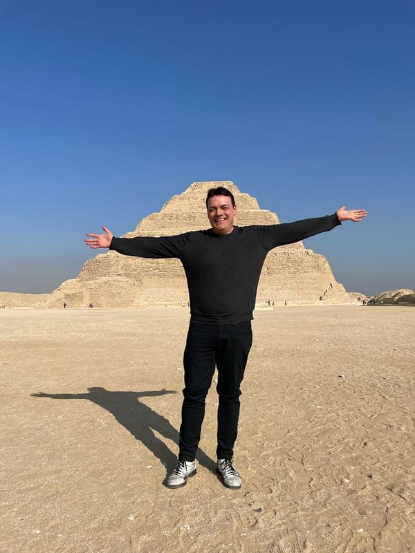 La Piramide di Djoser rappresenta l’origine delle piramidi egiziane. Fu costruita da Imhotep, il primo architetto riconosciuto della storia, nel 2630 a.C. La Piramide di Djoser rappresenta l’origine delle piramidi egiziane. Fu costruita da Imhotep, il primo architetto riconosciuto della storia, nel 2630 a.C.