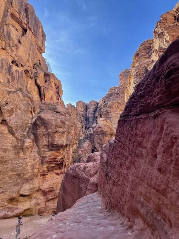 Per entrare a Petra si percorre il Siq, nome scelto dai beduini che abitarono la città, che snoda per quasi 2 chilometri con pareti che arrivano anche a cento metri di altezza Per entrare a Petra si percorre il Siq, nome scelto dai beduini che abitarono la città, che snoda per quasi 2 chilometri con pareti che arrivano anche a cento metri di altezza
