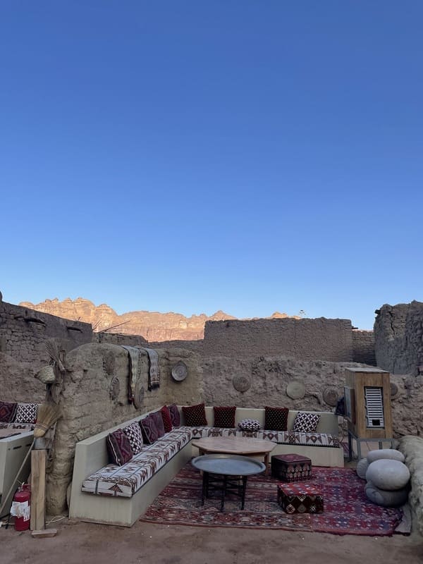 Un punto di ristoro tra le rovine della città vecchia di AlUla, dove vivevano i pellegrini durante il loro viaggio da Damasco a La Mecca Un punto di ristoro tra le rovine della città vecchia di AlUla, dove vivevano i pellegrini durante il loro viaggio da Damasco a La Mecca