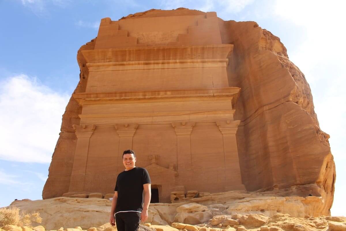 Hegra, la Petra d’Arabia. Il sito archeologico ricalca le caratteristiche architettoniche di quello giordano Hegra, la Petra d’Arabia. Il sito archeologico ricalca le caratteristiche architettoniche di quello giordano