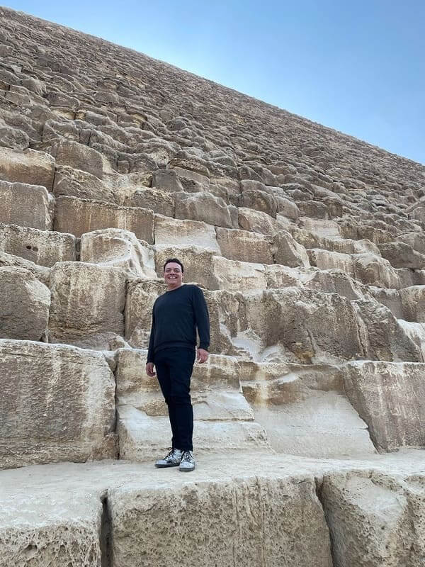 Igor Righetti sui blocchi calcarei che formano la piramide a gradoni di Saqqara, costruita come monumento funerario per il faraone Djoser Igor Righetti sui blocchi calcarei che formano la piramide a gradoni di Saqqara, costruita come monumento funerario per il faraone Djoser