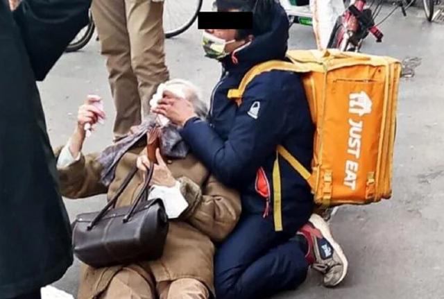 Rider soccorre anziana caduta a Milano (fonte: MilanoToday)