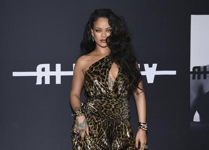 Rihanna sensuale: body rosso in vista di San Valentino per la felicità di...