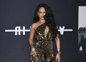 Rihanna sensuale: body rosso in vista di San Valentino per la felicitÃ  di...