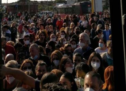 Roma-Lido, si guasta un treno: pendolari ammassati come zombie alla fermata