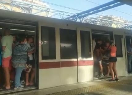 Roma-Lido bloccata, urla e offese per salire a bordo: il video sui social