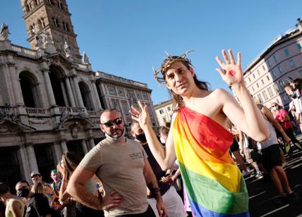 Il rumore del Roma Pride ricorda la Carrà: Elodie e Cucinotta super madrine