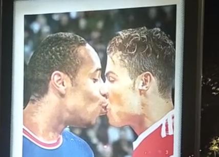 Ronaldo-Mbappè si baciano nell'opera del Bansky torinese: "Hanno FIFA dei gay"