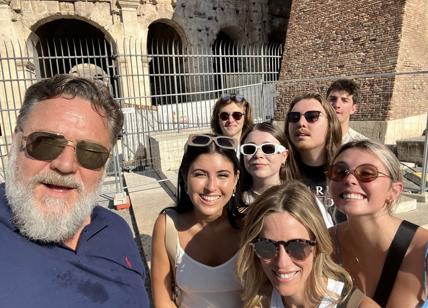 Russel Crowe: selfie di famiglia al Colosseo: “Il mio vecchio ufficio"