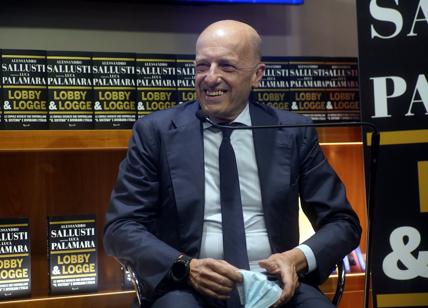 Sallusti si scusa con Bersani per le foto da Louis Vuitton, ma non c'è motivo