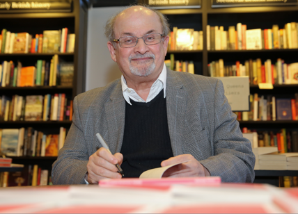 Salman Rushdie aggredito a New York: l'assalitore inciampa e viene arrestato