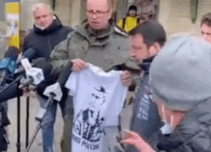 Guerra, Salvini contestato in Polonia. Maglia con la foto di Putin. Video