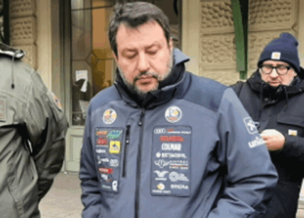 La giacca di Salvini è di una onlus. Svelato il mistero di quei loghi. Foto