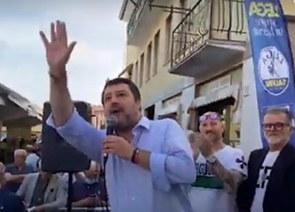 Salvini saluta studenti alla finestra: "Se avete un prof di sinistra vi dà 4 in condotta"