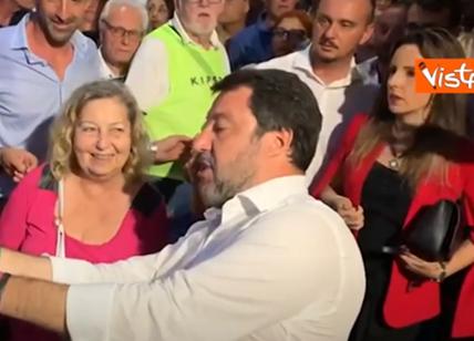 Salvini durante le foto con i fan non riesce a scattare un selfie e fa la linguaccia, il video