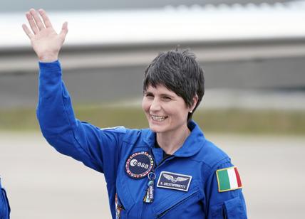 Samantha Cristoforetti, lancio di Crew-4 nello spazio. Prima il bacio ai bimbi