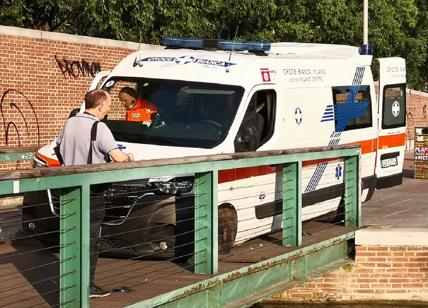 Milano, ambulanza resta incastrata sul ponte pedonale in Darsena
