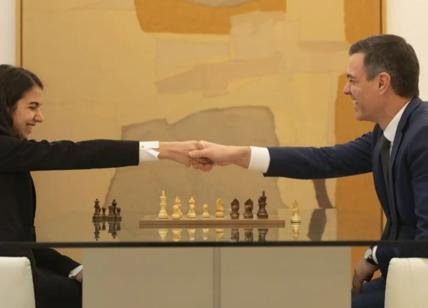 Spagna, Sanchez si butta negli scacchi: la sfida con la campionessa iraniana
