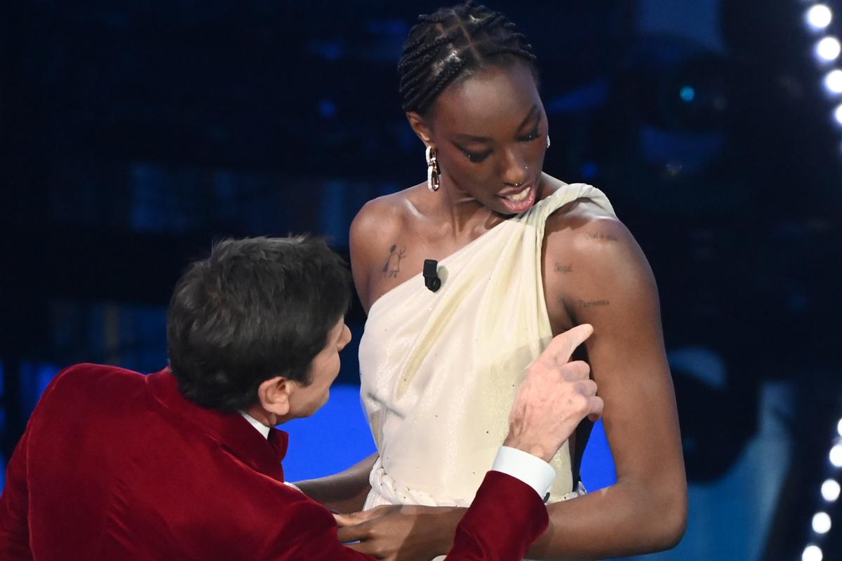 Paola Egonu e Gianni Morandi (foto Lapresse) Paola Egonu e Gianni Morandi (foto Lapresse)