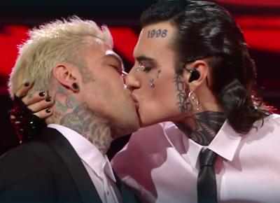 Sanremo 2023 Fedez Rosa Chemical bacio