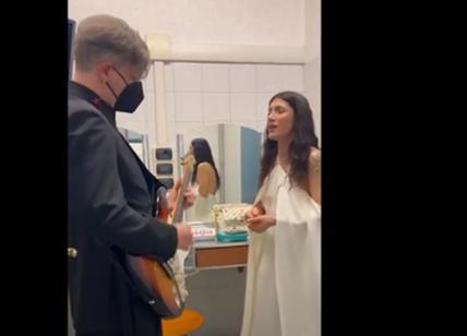 Sanremo 2022, Elisa prova il brano in camerino. Il video postato sui social