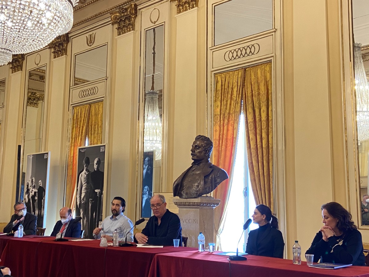 Da sinistra a destra: il capo ufficio stampa Paolo Besana, il sovrintendente Dominique Meyer, il tenore Najmiddin Mavlyanov, il regista Mathias Hartmann, il soprano Asmik Grigorian, il mezzosoprano Julia Gertseva. Da sinistra a destra: il capo ufficio stampa Paolo Besana, il sovrintendente Dominique Meyer, il tenore Najmiddin Mavlyanov, il regista Mathias Hartmann, il soprano Asmik Grigorian, il mezzosoprano Julia Gertseva.