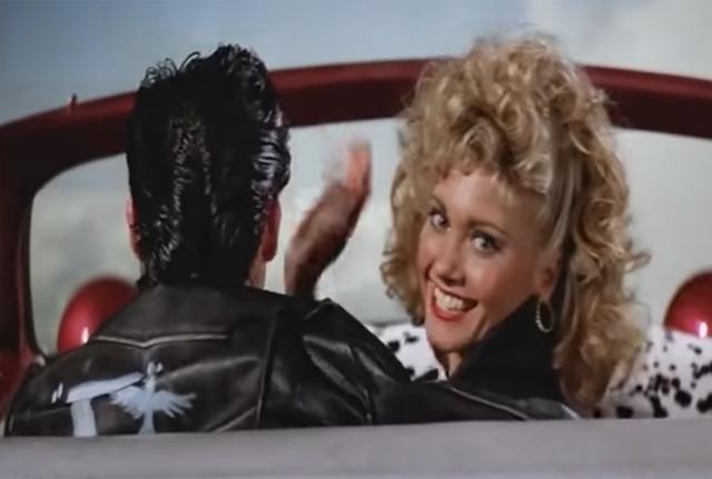 La scena finale di "Grease" con Sandy che vola in cielo La scena finale di "Grease" con Sandy che vola in cielo