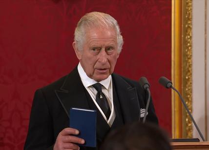 Re Carlo sceglie un nuovo medico per curarsi: è un omeopata. Scoppia la bufera