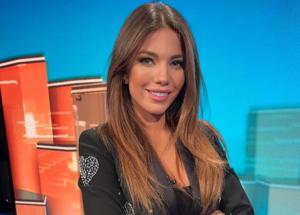 Federica Masolin a piedi nudi davanti alla Ferrari. Foto