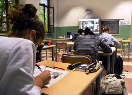 Roma, il prof di Storia alla studentessa: "O ti copri o ti denudi". Bufera