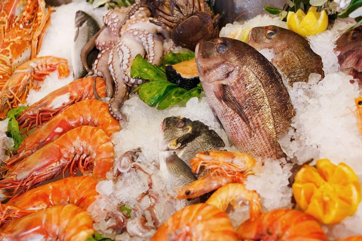 Colesterolo alto, pesce da evitare: 6 prodotti da eliminare dalla tavola 