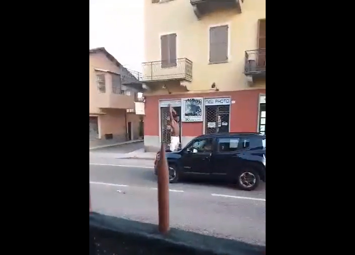 Uomo in strada aggredisce auto poi viene atterrato da automobilisti Uomo in strada aggredisce auto poi viene atterrato da automobilisti