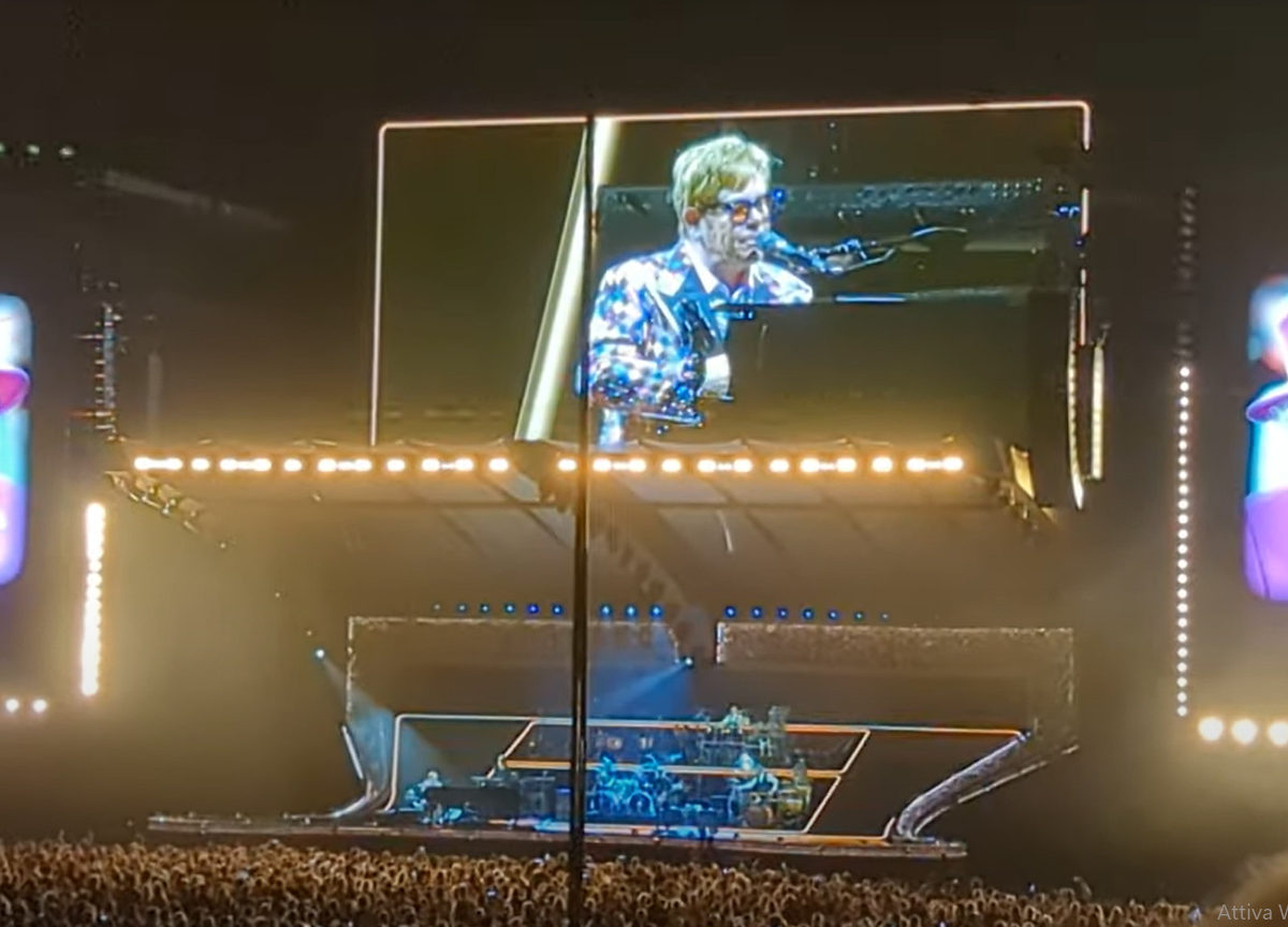 Elton John in concerto rende omaggio alla Regina Elisabetta Elton John in concerto rende omaggio alla Regina Elisabetta