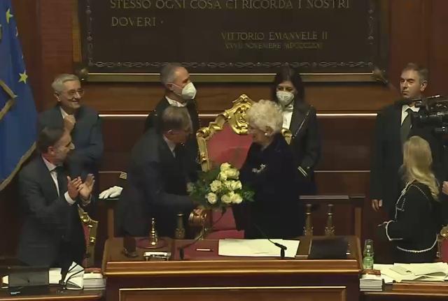 Ignazio La Russa consegna mazzo di fiori a Liliana Segre Ignazio La Russa consegna mazzo di fiori a Liliana Segre