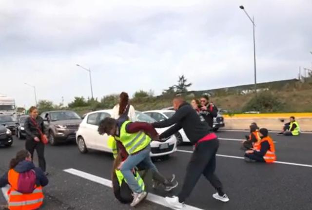 Attivisti bloccano GRA Attivisti bloccano GRA